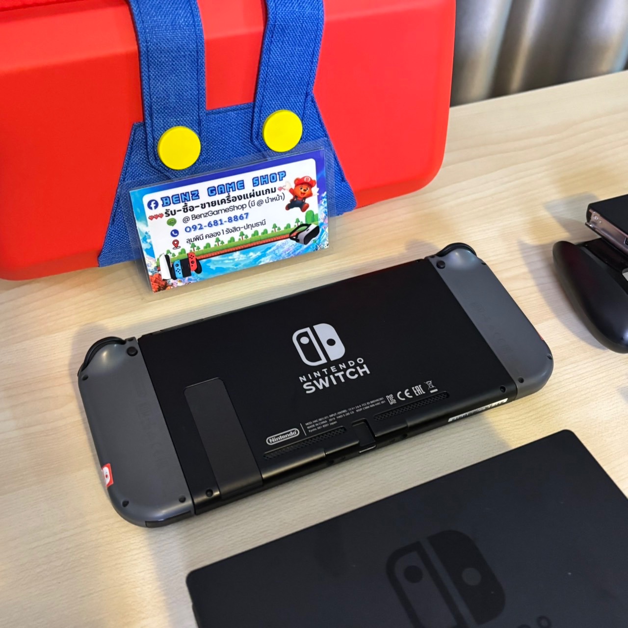 Nintendo Switch รุ่น V2 (แบตอืด) จอยเทา พร้อม Dock + กระเป๋ามาริโอ้ (มือสอง)