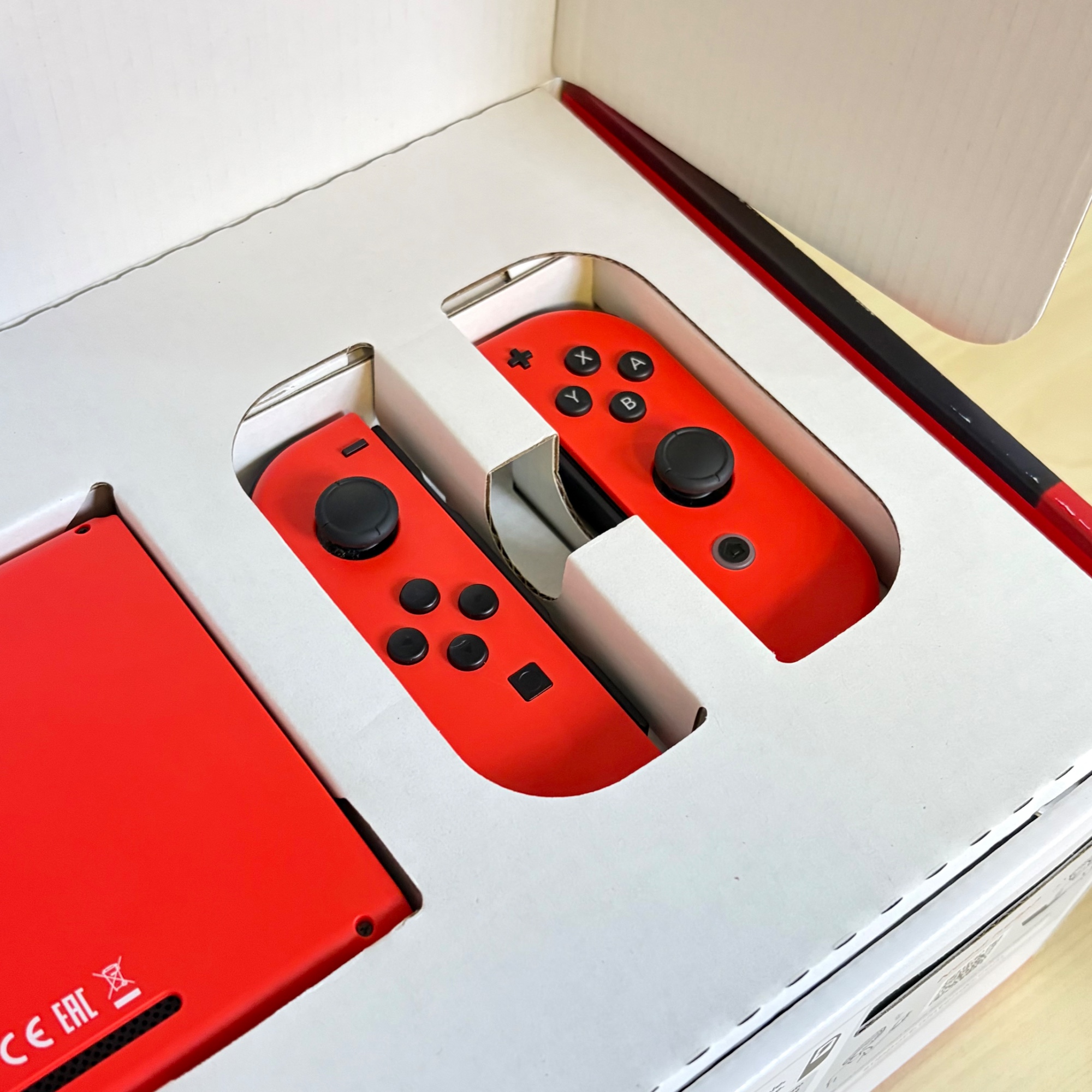Nintendo Switch รุ่นพิเศษ Mario Red & Blue Edition (มือสอง)